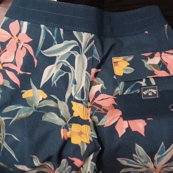 NWT Billabong Hybrid Boys Shorts Tropical Floral Print Sz.22 (Waist) - Picture 4 of 4